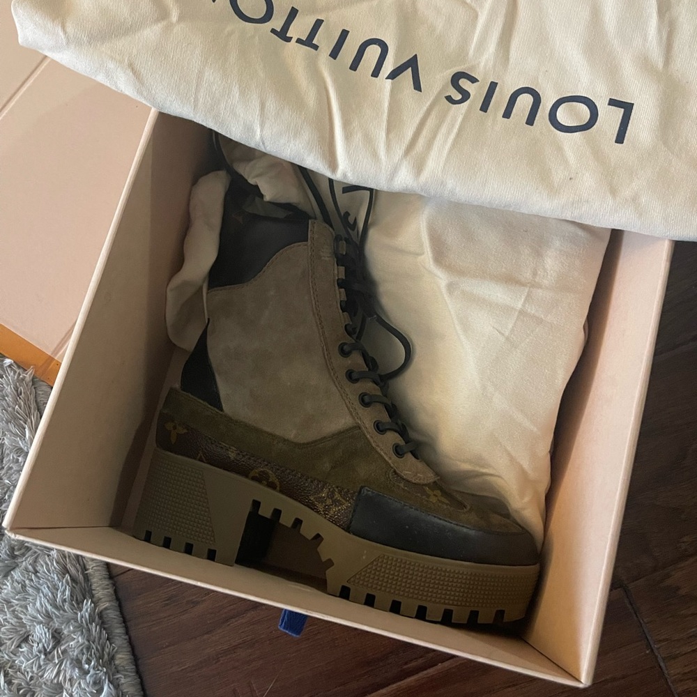 Louis Vuitton boots size 36 (7W) Laureate Plattorm Desert